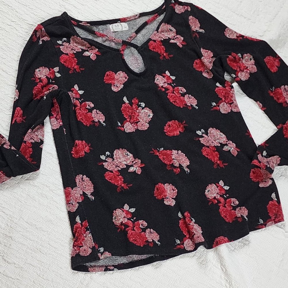 Size Large 24/7 by Maurices Black & Red Rose Print Poly Knit Long Sleeve Top